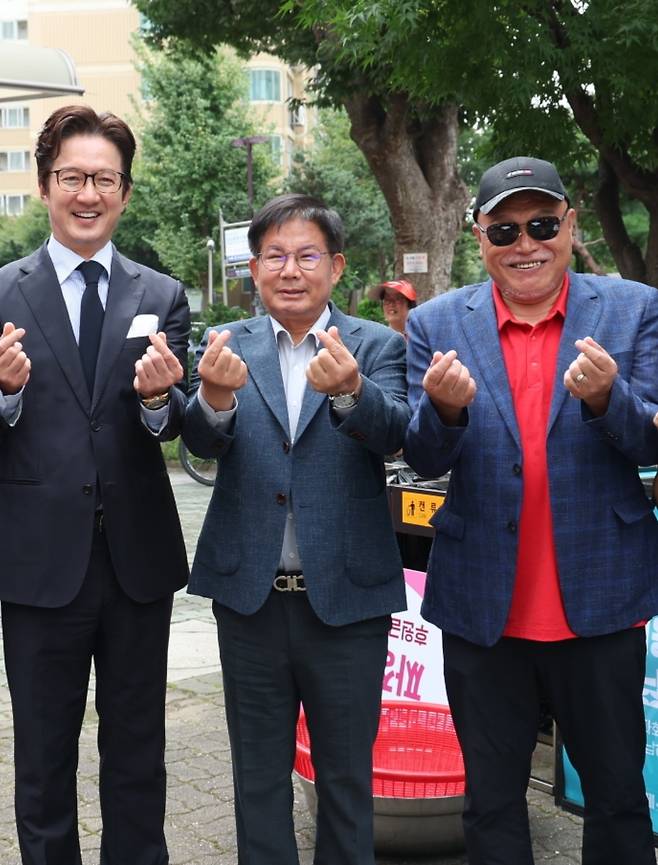 (왼쪽부터) 정준호, 박강수 마포구청장, 김흥국 / 사진제공=마포구청, 홍보사 에이엠지글로벌