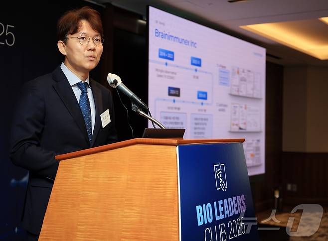 권민수 브레인이뮤넥스 대표가 16일 오전 서울 중구 소공동 롯데호텔에서 열린 '제26회 바이오리더스클럽'에서 ‘노화역전 트렌드와 퇴행성 뇌질환 치료’를 주제로 발표하고 있다. 2025.9.16/뉴스1 ⓒ News1 김진환 기자