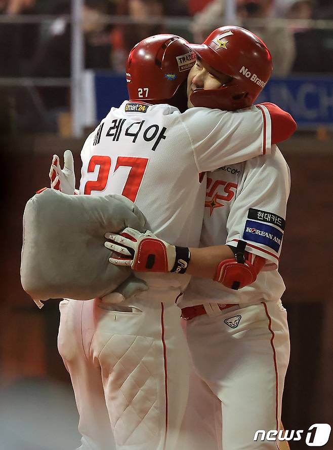 SSG 랜더스 최정(오른쪽)과 기예르모 에레디아. 뉴스1 DB ⓒ News1 김진환 기자