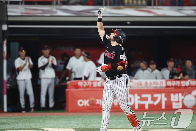 16일 오후 경기 수원시 장안구 KT위즈파크에서 열린 '2025 신한 SOL 뱅크 KBO리그' LG 트윈스와 KT 위즈의 경기, 9회초 무사 주자 없는 상황 LG 오스틴이 홈런을 치고 홈으로 향하고 있다. ⓒ News1 김영운 기자