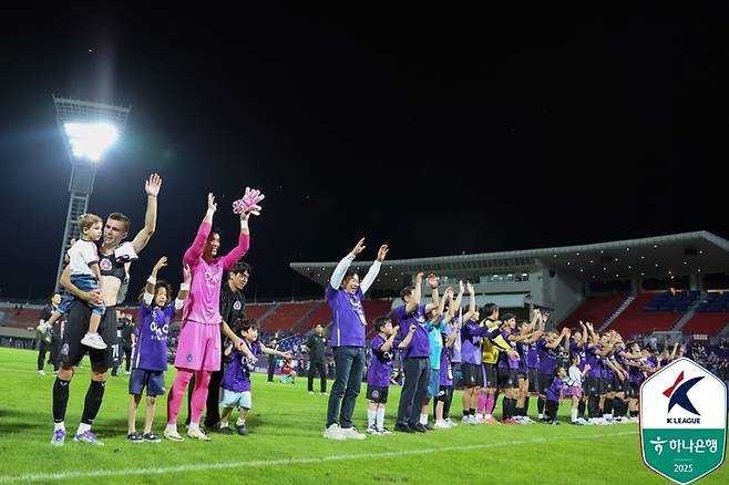 안양 선수단이 제주전에서 승리한 뒤 팬께 인사하고 있다. 사진 | 한국프로축구연맹