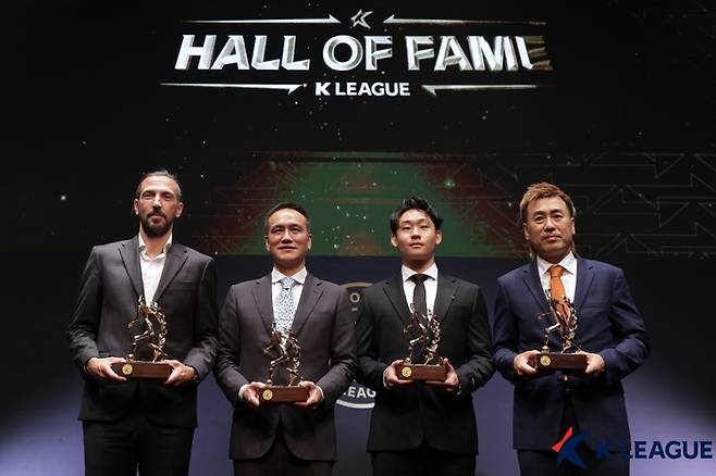 제2회 명예의전당 선수 부문에 헌액된 데얀(왼쪽부터), 김주성, 故유상철 아들 유선우씨, 김병지. 사진 | 한국프로축구연맹
