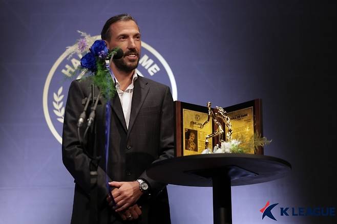 데얀이 16일 명예의전당에 헌액자로 참석해 소감을 말하고 있다. 사진 | 한국프로축구연맹