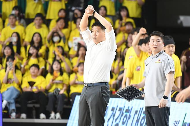 창원 LG 조상현 감독이 2024~25 프로농구 챔피언결정전에서 U파울을 주장하고 있다. 사진 | KBL