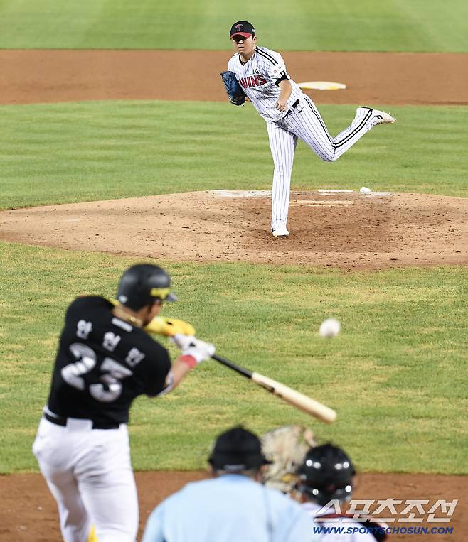 31일 서울 잠실구장에서 열린 KT-LG전. 5회초 안현민이 송승기와 대결하고 있다. 안현민은 이전 두 타석에서 범타로 물러난 후 이 타석에서 빗맞은 안타를 쳤다. 잠실=정재근 기자 cjg@sportschosun.com/2025.7.31/
