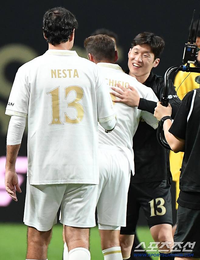 '2025 아이콘매치: 창의 귀환, 반격의 시작' 이벤트 매치가 13일 오후 서울 상암월드컵경기장에서 열렸다. 박지성이 마르키시오, 네스타와 포옹하고 있다.  상암=정재근 기자 cjg@sportschosun.com/2025.9.13/