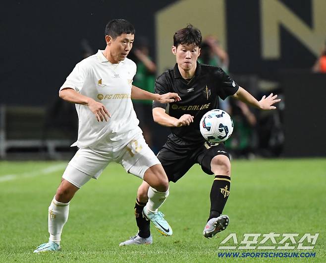 '2025 아이콘매치: 창의 귀환, 반격의 시작'이 14일 오후 서울 상암월드컵경기장에서 열렸다. FC 스피어 박지성과 실드 유나이티드 이영표가 맞대결을 펼치고 있다. 상암=정재근 기자 cjg@sportschosun.com/2025.9.14/