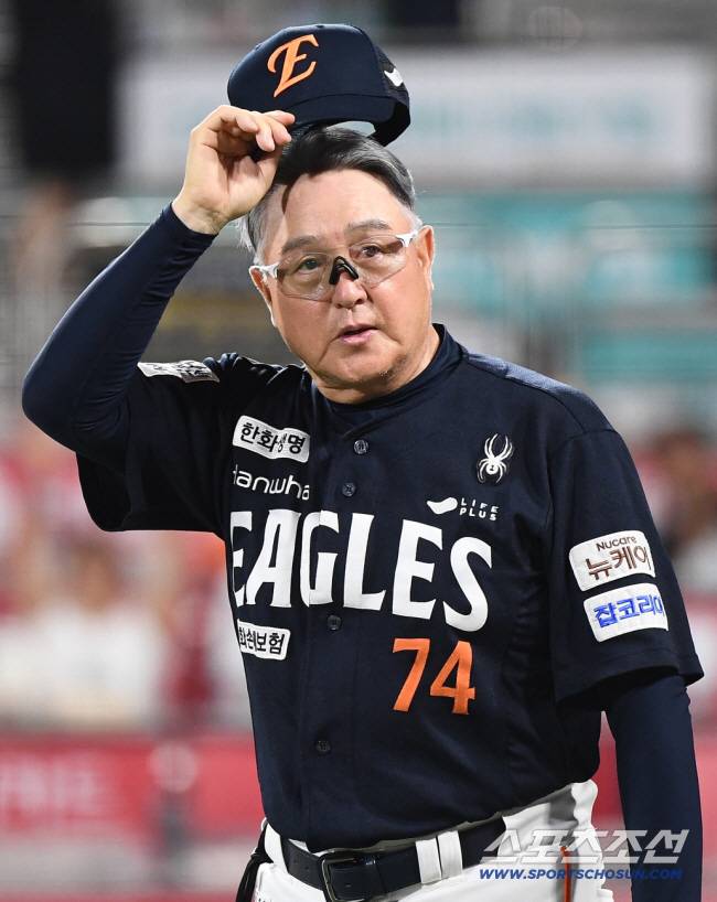 김경문 감독이 팬들에게 인사하고 있다. 수원=정재근 기자 cjg@sportschosun.com