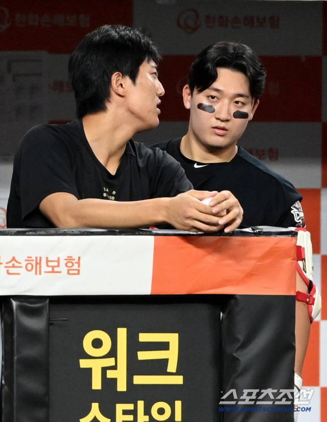 2일 대전 한화생명볼파크에서 열린 KIA와 한화의 경기, 3회말 이의리와 이야기를 나누는 윤도현. 대전=허상욱 기자wook@sportschosun.com/2025.09.02/