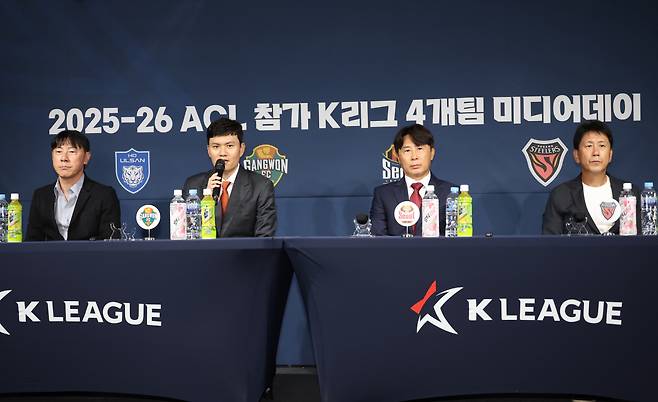 각오 말하는 감독들

    (서울=연합뉴스) 신준희 기자 = 4일 종로구 축구회관에서 열린 2025-26 ACL 참가 K리그 4개팀 미디어데이에서 각팀 감독들이 각오를 밝히고 있다.  

    왼쪽부터 울산HD 신태용 감독, 강원FC 정경호 감독, FC서울 김기동 감독, 포항 스틸러스 박태하 감독.