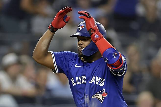 토론토 블루제이스 블라디미르 게레로 주니어가 지난 6일(한국시각) 뉴욕 양키스전에서 5회 홈런을 터뜨린 뒤 세리머니를 하며 홈인하고 있다. AP연합뉴스