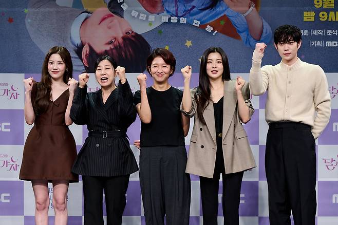 '달까지 가자' 조아람, 라미란, 오다영 PD, 이선빈, 김영대(왼쪽부터). 사진 제공=MBC