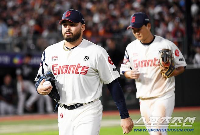 10일 부산 사직구장에서 열린 롯데 자이언츠와 한화 이글스의 경기. 롯데 감보아가 숨을 고르고 있다. 부산=박재만 기자 pjm@sportschosun.com/2025.09.10/