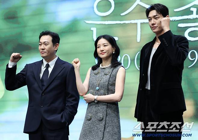 16일 오후 서울 신도림 더세인트에서 KBS2 토일 미니시리즈 '은수 좋은날' 제작발표회가 열렸다. 포토타임을 갖고 있는 배우 박용우, 이영애, 김영광. 신도림=송정헌 기자songs@sportschosun.com/2025.09.16/