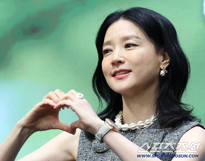 16일 오후 서울 신도림 더세인트에서 KBS2 토일 미니시리즈 '은수 좋은날' 제작발표회가 열렸다. 포토타임을 갖고 있는 배우 이영애. 신도림=송정헌 기자songs@sportschosun.com/2025.09.16/