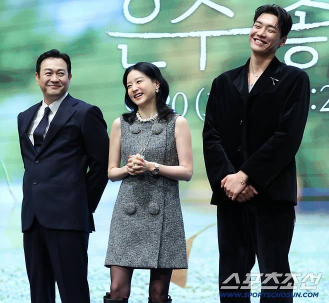 16일 오후 서울 신도림 더세인트에서 KBS2 토일 미니시리즈 '은수 좋은날' 제작발표회가 열렸다. 포토타임을 갖고 있는 배우 박용우, 이영애, 김영광. 신도림=송정헌 기자songs@sportschosun.com/2025.09.16/