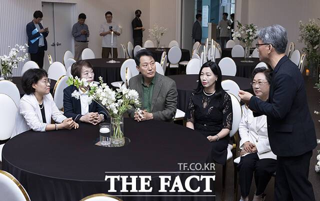 오세훈 서울시장이 지난 8월 23일 오전 서울 동작구 서울여성플라자 내 공공예식장 '피움서울'의 시설을 살펴보고 있다./장윤석 기자