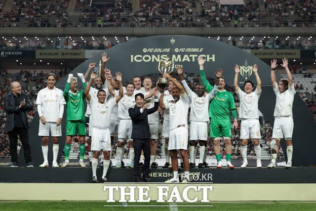 ‘2025 아이콘매치’ 시상식에서 넥슨 박정무 사업부사장이 우승팀 ‘실드 유나이티드’의 주장 퍼디난드와 함께 우승 트로피를 들어올리고 있다. /넥슨