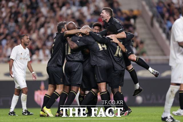 2025 아이콘매치에서 루니의 선제골에 FC 스피어 선수들이 기뻐하고 있다. /넥슨