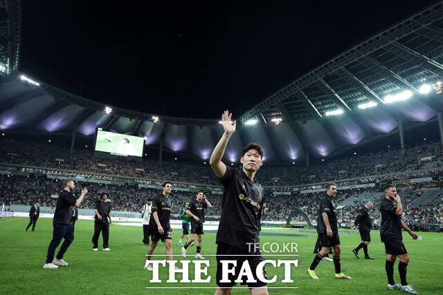 2025 아이콘매치에서 FC 스피어의 박지성 선수가 관중들을 향해 손을 흔들고 있다. /넥슨