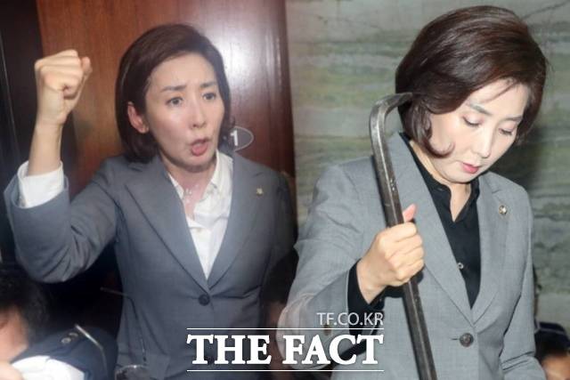 2019년 4월 25일 당시 나경원 자유한국당 원내대표가 서울 영등포 여의도 국회 의안과 앞에서 패스트트랙 법안 제출을 위해 막기 위해 구호를 외치고, 쇠 지렛대(빠루)를 들고 있는 모습. / 뉴시스