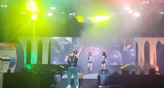 싸이버거의 챔피언 열창. 김경무 기자