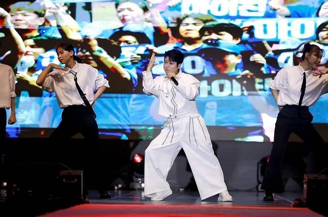 태권도 선수 출신 마이진의 축하공연. 사진/대회조직위원회