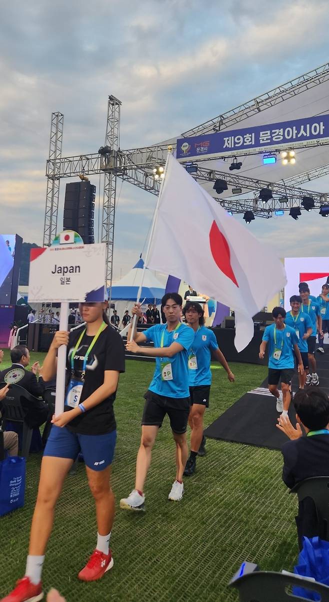 일본 선수단이 간판스타 우에마츠 토시끼를 앞세워 입장하고 있다. 김경무 기자