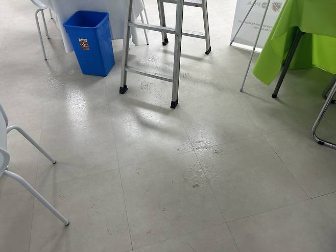 플레이어 라운지 식당 바닥에 떨어진 물. 코리아오픈