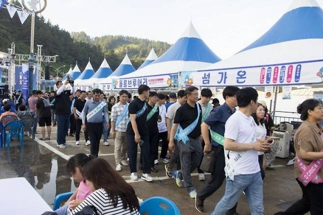울릉군이 8월5일 저동항에서 관광 수용 태세 개선 캠페인을 개최하고 있다. 울릉군