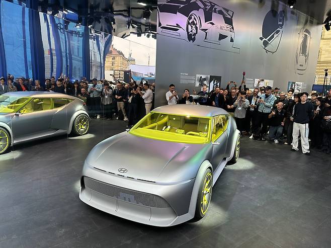 4년 만에 IAA에 나온 현대차도 미래 소형 전기차 개발 방향을 담은 '콘셉트 스리(Concept THREE)'를 공개했다.