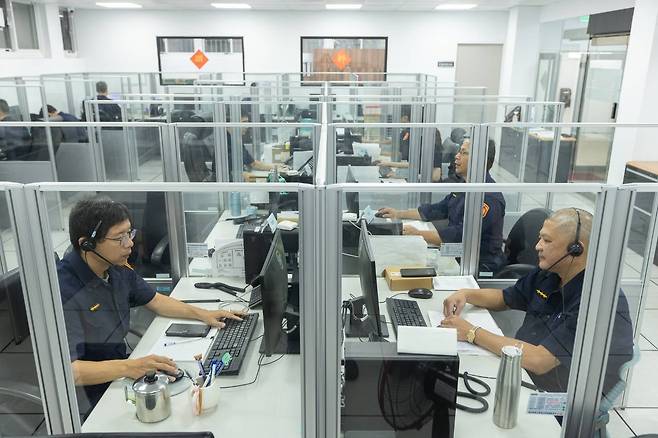 지난달 22일 대만 타이베이시의 사기 방지 165 콜센터 사무실에서 상담사들이 사기 피해 상담을 하고 있는 모습./ 류재민 특파원