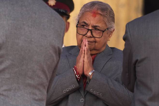 <YONHAP PHOTO-8108> Nepal's new prime minister Sushila Karki greets ministers administered the oath of office by Nepalese President Ram Chandra Poudel at the presidential building in Kathmandu, Nepal, Monday, Sept. 15, 2025. (AP Photo/Niranjan Shrestha)/2025-09-15 17:33:49/<저작권자 ⓒ 1980-2025 ㈜연합뉴스. 무단 전재 재배포 금지, AI 학습 및 활용 금지>
