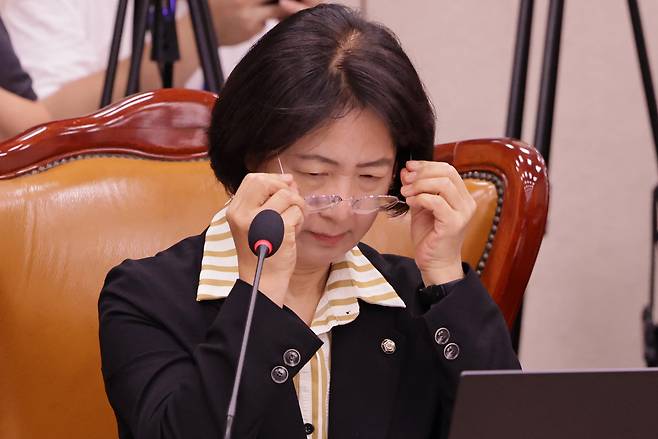 더불어민주당 소속 추미애 법사위원장이 16일 서울 여의도 국회에서 열린 법제사법위원회 전체회의에서 안경을 쓰고 있다. /남강호 기자
