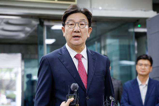 권성동 국민의힘 의원이 16일 오후 서울 서초구 중앙지방법원에서 '통일교 불법 정치자금 수수' 의혹(정치자금법 위반 혐의) 관련 구속 전 피의자 심문(영장실질심사)에 출석하며 입장을 밝히고 있다. /뉴스1