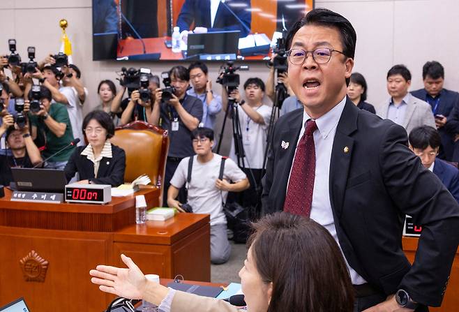 국민의힘 곽규택 의원이 16일 서울 여의도 국회에서 열린 법제사법위원회 전체회의에서 무소속 최혁진 의원의 나경원 의원에 대한 발언에 강하게 항의하고 있다./연합뉴스