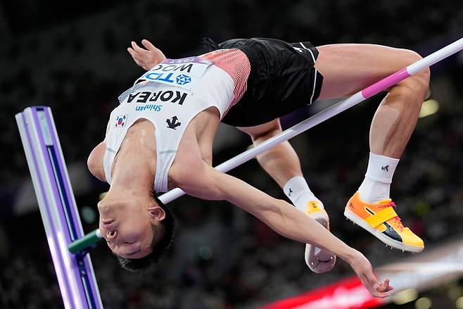 16일 도쿄에서 열린 세계육상선수권대회 남자 높이뛰기 결선에서 한국의 우상혁이 시도하고 있다. /AP 연합뉴스