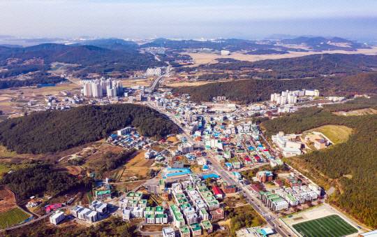 서산시 대산읍 전경. 대산석유화학단지와 주거지·원도심이 공존하는 지역으로, 교통망 확충과 생활 SOC 확보가 청년 정주 여건 개선의 핵심 과제로 지적된다.대전일보DB