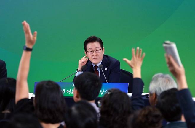 이재명 대통령이 12일 강원도 춘천시 강원창작개발센터에서 열린 지역 토론회 '강원의 마음을 듣다' 타운홀 미팅에서 질문을 받고 있다. ⓒ연합뉴스