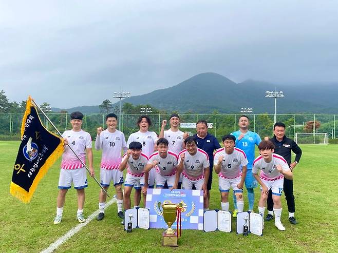 이스타항공 제우스 FC 축구단이 14일 기장군월드컵빌리지에서 대회 우승 기념 촬영을 하고 있다. ⓒ이스타항공