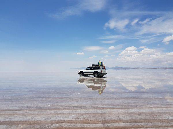 볼리비아 우유니 소금사막을 달리는 차량. ⓒ한진관광