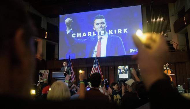 14일 미국 워싱턴의 존 F 케네디 메모리얼센터에서 시민들이 나흘 전 피살된 청년 보수단체 ‘터닝포인트 USA’의 찰리 커크를 애도하고 있다. 커크의 추도식은 21일 애리조나주 글렌데일의 스테이트팜 스타디움에서 열린다. 워싱턴=AP 뉴시스