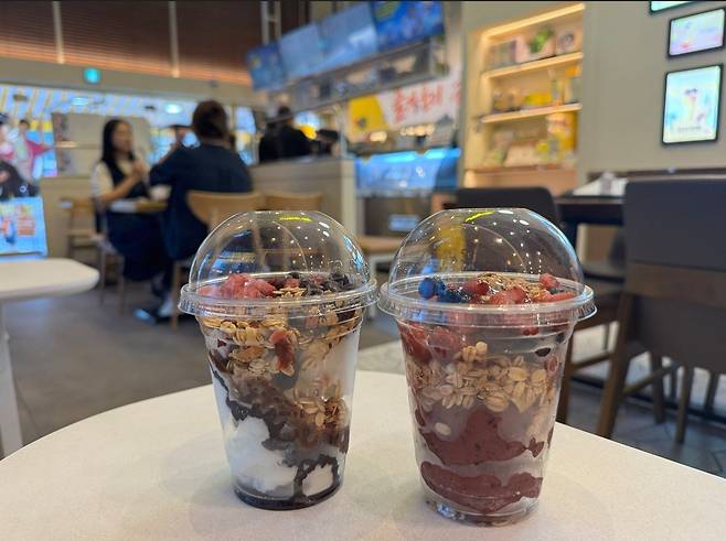 메가MGC커피의 신메뉴 ‘요거젤라또 초코베리믹스’가 출시 11일 만에 60만 개 판매를 기록했다. 가성비 디저트 열풍 속에 일부 매장은 품귀 현상까지 빚고 있다. ⓒ뉴시스