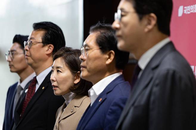 국회 법제사법위원회 국민의힘 위원들이 16일 서울 여의도 국회에서 열린 법사위 전체회의에서 무기명 투표를 통해 나경원 국민의힘 의원의 국민의힘 간사 선임의 건이 부결되자 기자회견을 하고 있다.  왼쪽부터 박준태, 곽규택, 나경원, 송석준, 신동욱 의원. 2025.9.16/뉴스1