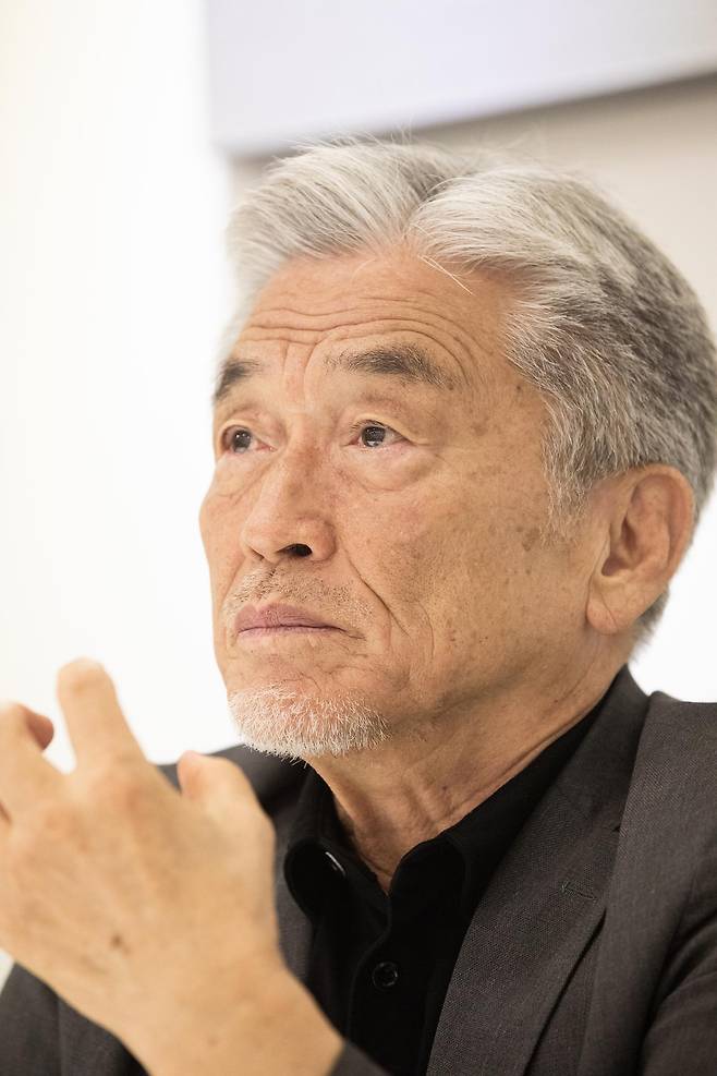 마흔 여섯살 늦은 나이에 데뷔한 소리꾼 장사익은 올해로 데뷔 30주년을 맞았다. 그는 “목의 통증 등 여러 고비가 있었지만 30년 동안 쉬지 않고 노래를 해온 것에 감사하다”고 했다. 행복을 뿌리는 판 제공