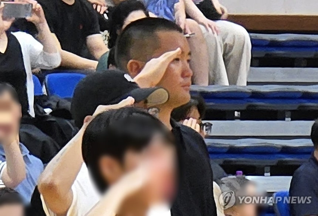 이재용 삼성전자 회장의 장남 이지호 씨가 15일 경남 창원시 진해구 해군사관학교에서 열린 해군 학사장교 사관후보생 입영식에 참석해 거수경례하고 있다. 삼성전자=연합뉴스