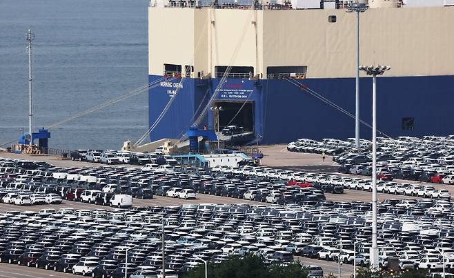 도널드 트럼프 행정부는 16일부터 미국으로 수입되는 일본산 자동차와 자동차부품에 15% 관세를 적용한다고 15일 연방 관보를 통해 밝혔다. 반면 한국이 미국에 수출하는 자동차와 자동차부품에는 25% 관세가 계속 적용돼 일본보다 10%p의 관세를 더 부담하게 됐다. 16일 경기 평택항에 수출용 자동차가 세워져 있는 모습. 연합뉴스