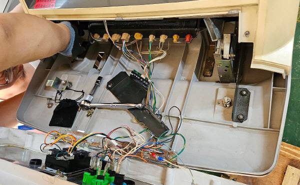 위쪽에서 문을 고정하고 있는 와셔를 풀어줘야 문을 뽑을 수 있었다