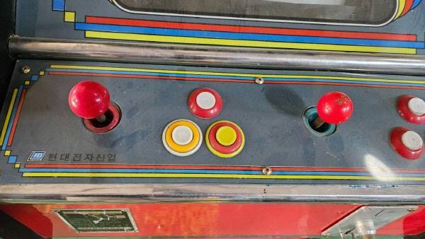 삼일전자 스틱과 버튼의 모습. 요즘은 아예 단종되어서 볼 수 없는 스틱과 버튼이다