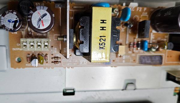 자세히 보면 5V 3A라는 글씨가 보인다! 빙고! 파워가 죽었지만 5V 어댑터로 대체가 가능하다는 얘기